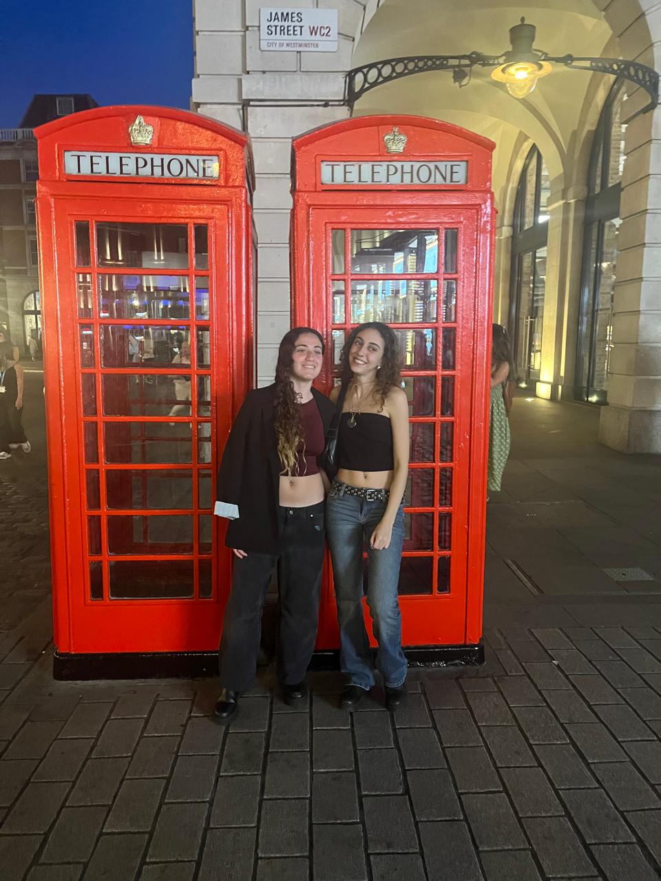 Alumnas en las cabinas rojas de Londres